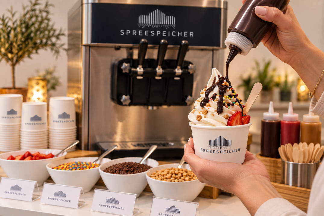 Schokosauce wird auf Softeis mit bunten Toppings vor der Spreespeicher-Maschine gegeben (KI-generierte Abbildung)
