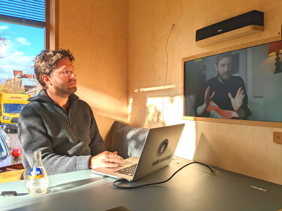 Videokonferenz am Laptop im Tiny Space