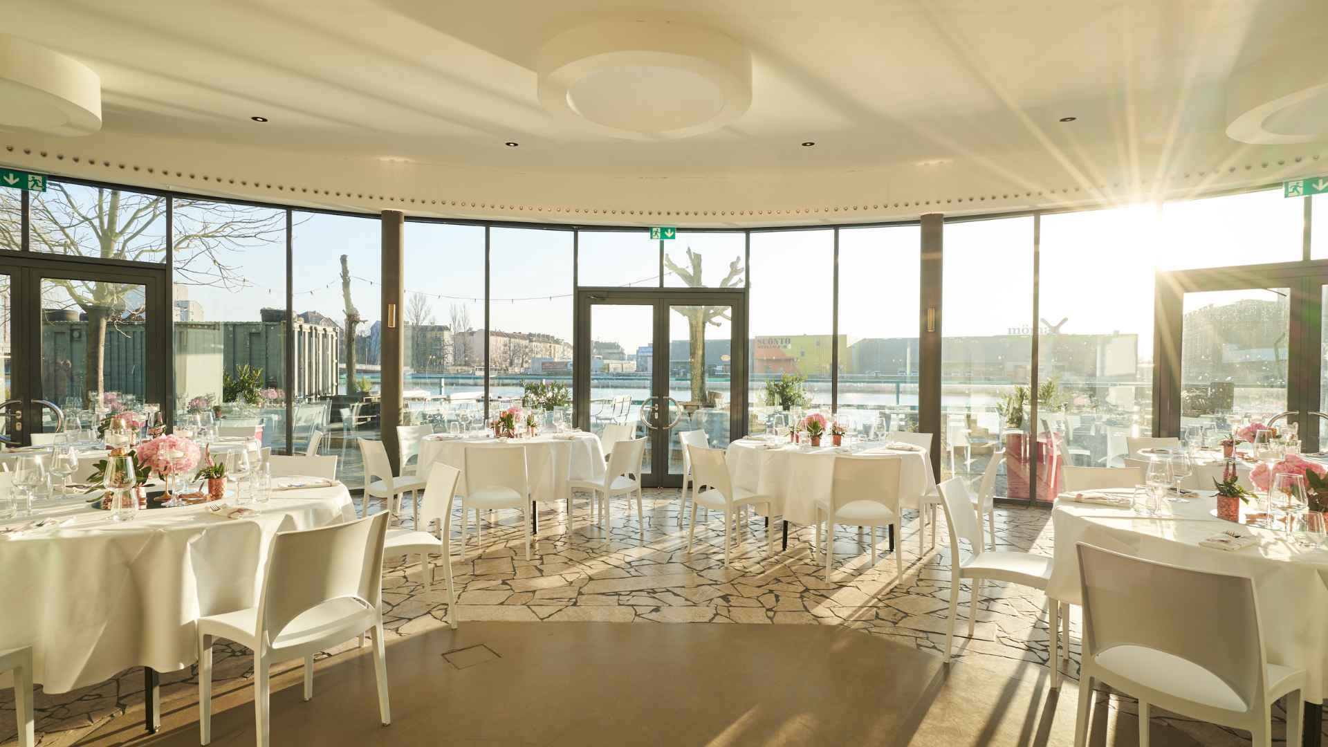 White Spreelounge – Runde Tische – Gala-Dinner