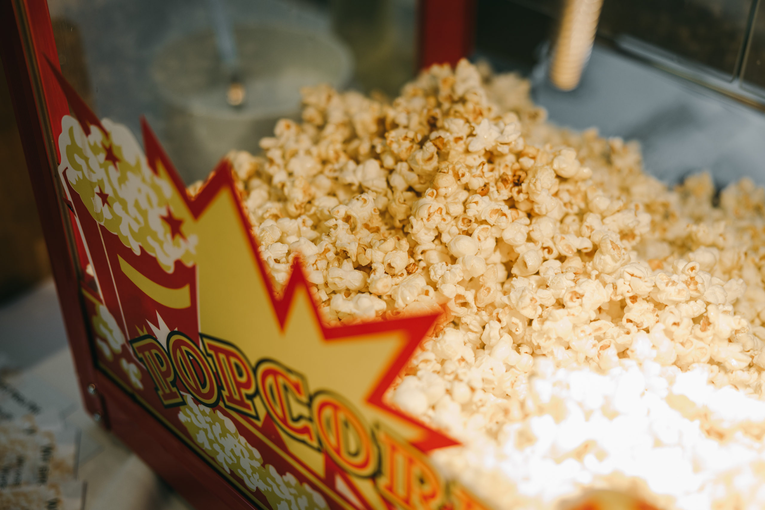 Frisches Popcorn in der roten Popcornmaschine