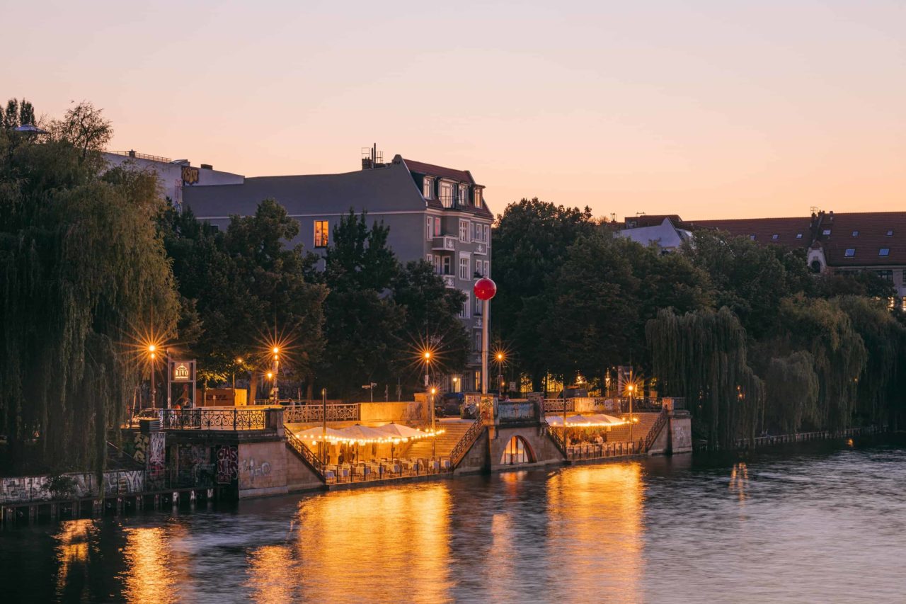 Rivo Spreeterrassen Restaurant am Wasser Berlin Eventlocation Ansicht von der Oberbaumbrücke