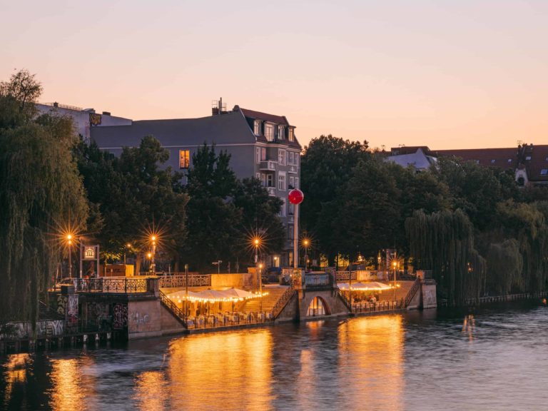 Rivo Spreeterrassen Restaurant am Wasser Berlin Eventlocation Ansicht von der Oberbaumbrücke