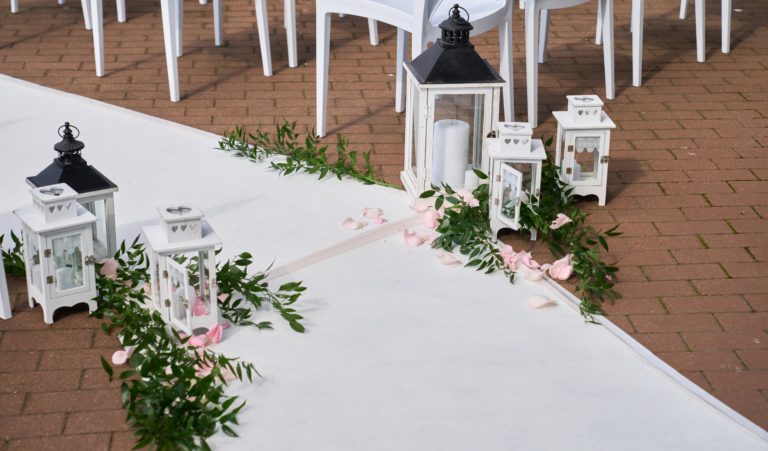 Free wedding ceremony Whitespreelounge white carpet and large lanterns Wedding set-up