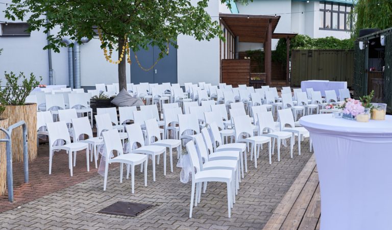 Freie Trauung Whitespreelounge Berlin Trauungsaufbau mit Nizza-Stühlen Outdoorhochzeit