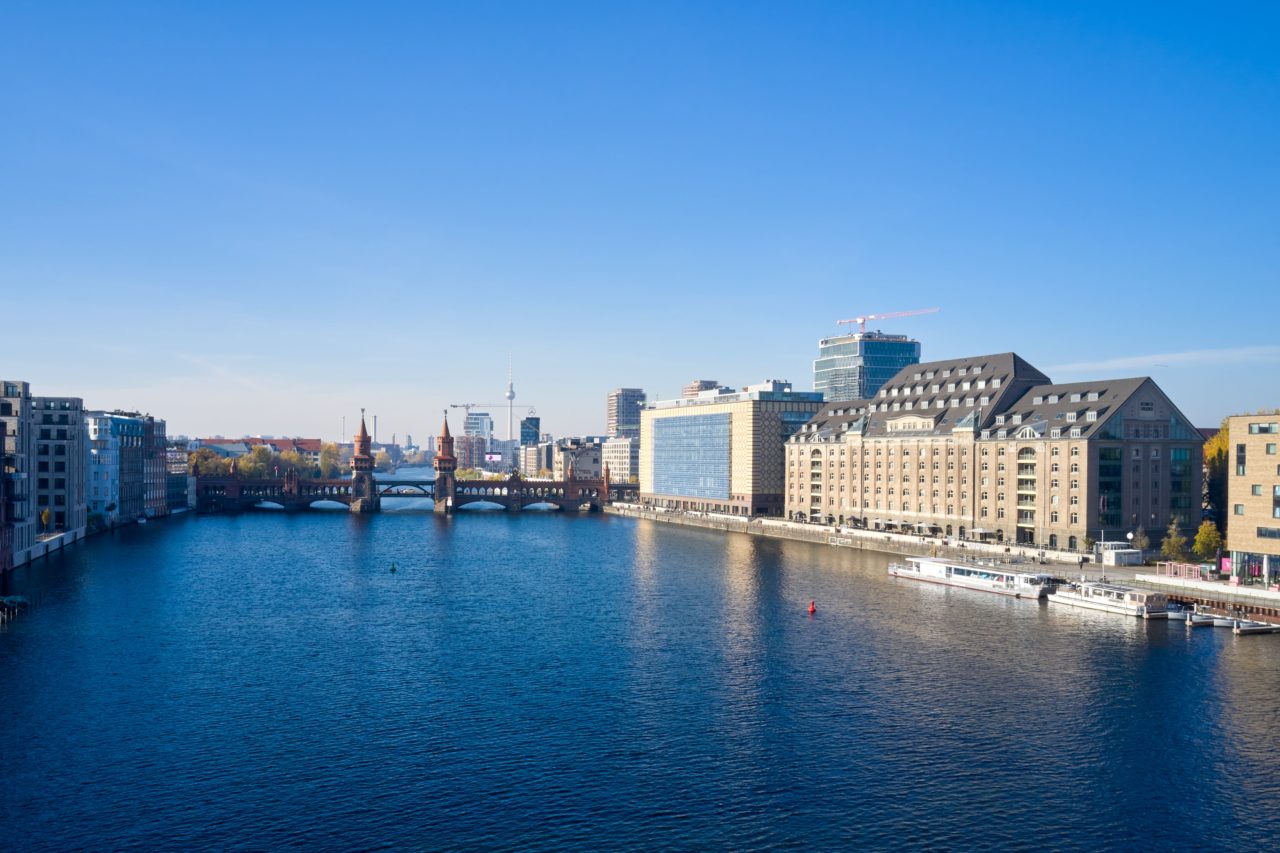 Spreespeicher Berlin Location Außenansicht mit Oberbaumbrücke und Spree